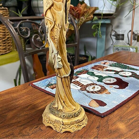 Faux ivory statue of a Geisha - Picture 6 of 15